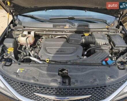 Чорний Крайслер Pacifica, об'ємом двигуна 3.61 л та пробігом 112 тис. км за 25638 $, фото 11 на Automoto.ua