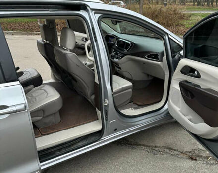 Сірий Крайслер Pacifica, об'ємом двигуна 3.61 л та пробігом 190 тис. км за 14700 $, фото 3 на Automoto.ua