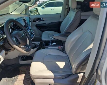 Сірий Крайслер Pacifica, об'ємом двигуна 3.8 л та пробігом 110 тис. км за 14500 $, фото 11 на Automoto.ua