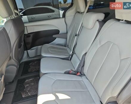 Сірий Крайслер Pacifica, об'ємом двигуна 3.8 л та пробігом 110 тис. км за 14500 $, фото 12 на Automoto.ua