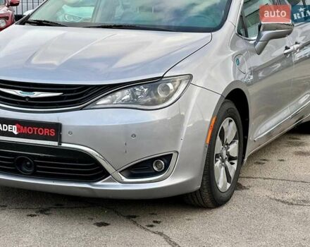 Крайслер Пасифик 2017 в Киеве на Automoto.ua Серый Крайслер Пасифик, объемом двигателя 3.61 л и пробегом 156 тыс. км за 23990 $, фото 4 на Automoto.ua
