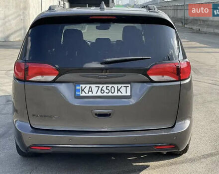 Крайслер Пасифик 2019 в Киеве на Automoto.ua Серый Крайслер Пасифик, объемом двигателя 3.6 л и пробегом 71 тыс. км за 21900 $, фото 2 на Automoto.ua