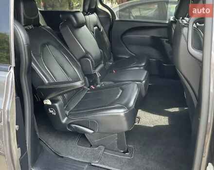 Крайслер Пасифик 2019 в Киеве на Automoto.ua Серый Крайслер Пасифик, объемом двигателя 3.6 л и пробегом 71 тыс. км за 21900 $, фото 5 на Automoto.ua