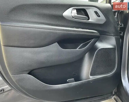 Крайслер Пасифик 2019 в Киеве на Automoto.ua Серый Крайслер Пасифик, объемом двигателя 3.6 л и пробегом 71 тыс. км за 21900 $, фото 3 на Automoto.ua