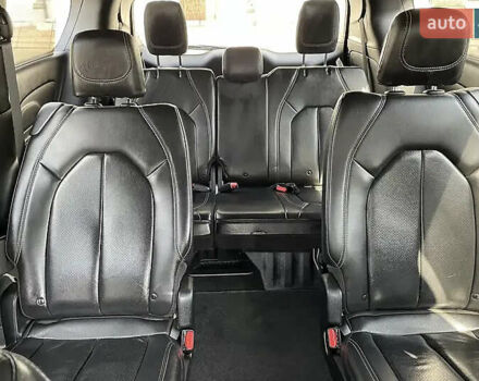 Крайслер Пасифик 2019 в Киеве на Automoto.ua Серый Крайслер Пасифик, объемом двигателя 3.6 л и пробегом 71 тыс. км за 21900 $, фото 7 на Automoto.ua