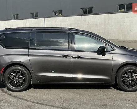 Крайслер Пасифик 2019 в Киеве на Automoto.ua Серый Крайслер Пасифик, объемом двигателя 3.6 л и пробегом 71 тыс. км за 21900 $, фото 1 на Automoto.ua