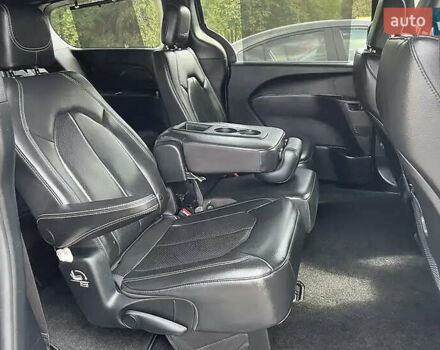 Крайслер Пасифик 2019 в Киеве на Automoto.ua Серый Крайслер Пасифик, объемом двигателя 3.6 л и пробегом 71 тыс. км за 21900 $, фото 6 на Automoto.ua