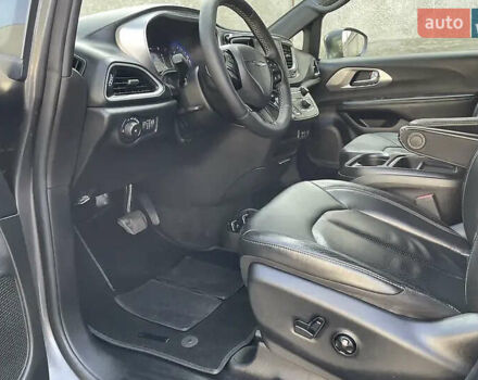 Крайслер Пасифик 2019 в Киеве на Automoto.ua Серый Крайслер Пасифик, объемом двигателя 3.6 л и пробегом 71 тыс. км за 21900 $, фото 4 на Automoto.ua