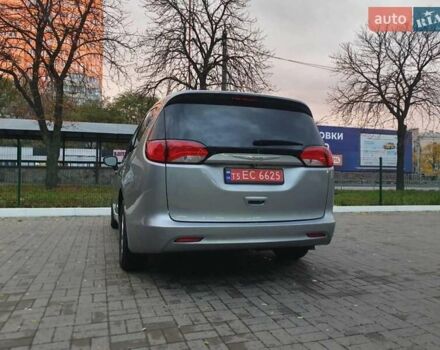 Сірий Крайслер Pacifica, об'ємом двигуна 3.6 л та пробігом 135 тис. км за 17999 $, фото 6 на Automoto.ua