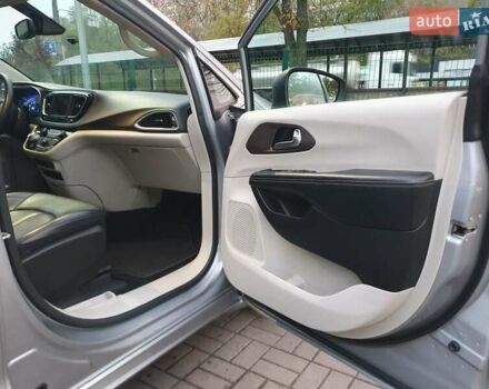 Сірий Крайслер Pacifica, об'ємом двигуна 3.6 л та пробігом 135 тис. км за 17999 $, фото 32 на Automoto.ua