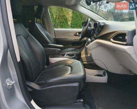 Сірий Крайслер Pacifica, об'ємом двигуна 3.6 л та пробігом 135 тис. км за 17999 $, фото 33 на Automoto.ua