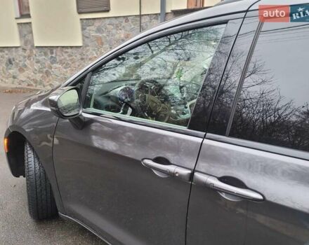 Сірий Крайслер Pacifica, об'ємом двигуна 3.6 л та пробігом 60 тис. км за 31000 $, фото 24 на Automoto.ua