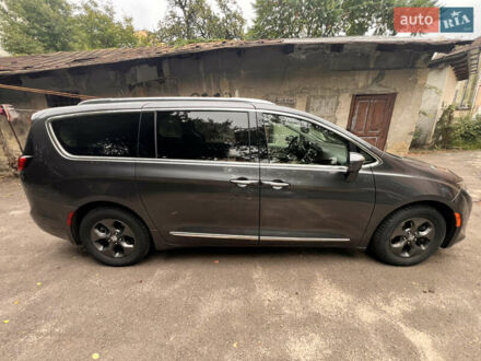 Крайслер Пасифик 2017 в Киеве на Automoto.ua Серый Крайслер Пасифик, объемом двигателя 3.6 л и пробегом 126 тыс. км за 25000 $, фото 1 на Automoto.ua