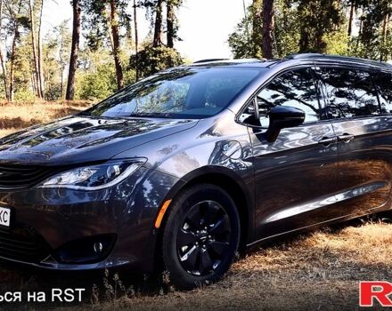 Сірий Крайслер Pacifica, об'ємом двигуна 3.6 л та пробігом 177 тис. км за 27000 $, фото 1 на Automoto.ua