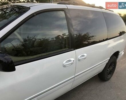 Белый Крайслер Таун Кантри, объемом двигателя 3.8 л и пробегом 250 тыс. км за 5700 $, фото 5 на Automoto.ua