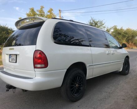 Белый Крайслер Таун Кантри, объемом двигателя 3.8 л и пробегом 250 тыс. км за 5700 $, фото 2 на Automoto.ua