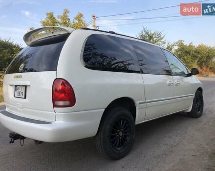 Белый Крайслер Таун Кантри, объемом двигателя 3.8 л и пробегом 250 тыс. км за 5700 $, фото 1 на Automoto.ua