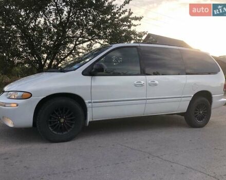 Белый Крайслер Таун Кантри, объемом двигателя 3.8 л и пробегом 250 тыс. км за 5700 $, фото 3 на Automoto.ua