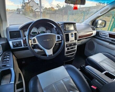 Крайслер Town & Country 2010 у Белой Церкве на Automoto.ua Білий Крайслер Town & Country, об'ємом двигуна 4 л та пробігом 160 тис. км за 1788 $, фото 6 на Automoto.ua