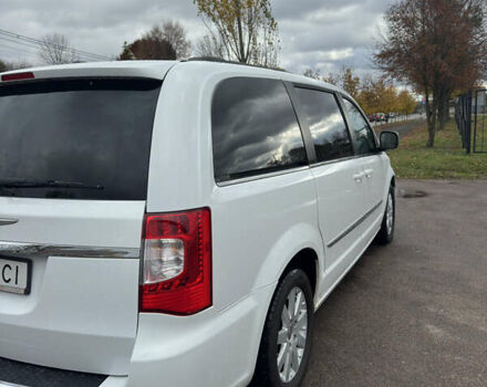 Білий Крайслер Town & Country, об'ємом двигуна 3.6 л та пробігом 225 тис. км за 11300 $, фото 13 на Automoto.ua