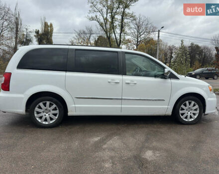 Білий Крайслер Town & Country, об'ємом двигуна 3.6 л та пробігом 225 тис. км за 11300 $, фото 6 на Automoto.ua