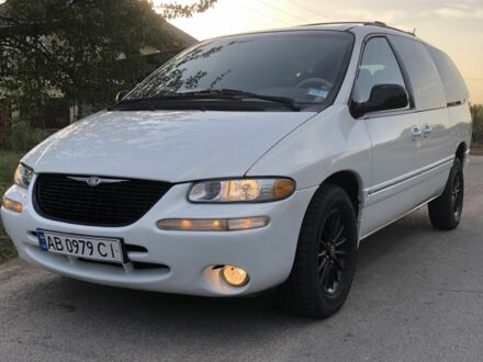 Белый Крайслер Таун Кантри, объемом двигателя 3.8 л и пробегом 250 тыс. км за 5700 $, фото 1 на Automoto.ua