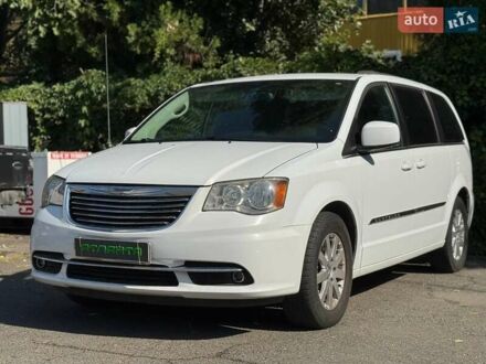 Білий Крайслер Town & Country, об'ємом двигуна 3.6 л та пробігом 340 тис. км за 10900 $, фото 1 на Automoto.ua