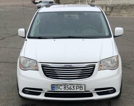 Білий Крайслер Town & Country, об'ємом двигуна 3.6 л та пробігом 327 тис. км за 11000 $, фото 1 на Automoto.ua