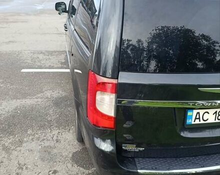 Черный Крайслер Таун Кантри, объемом двигателя 3.6 л и пробегом 300 тыс. км за 11000 $, фото 14 на Automoto.ua