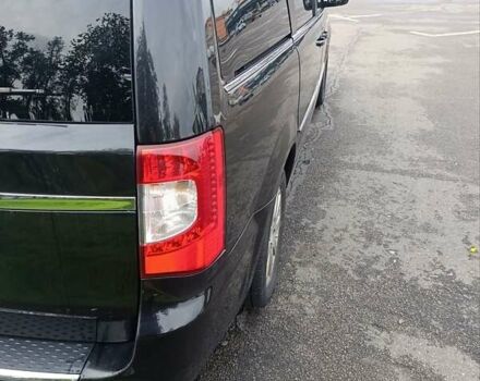 Черный Крайслер Таун Кантри, объемом двигателя 3.6 л и пробегом 300 тыс. км за 11000 $, фото 15 на Automoto.ua