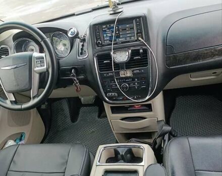 Черный Крайслер Таун Кантри, объемом двигателя 3.6 л и пробегом 300 тыс. км за 11000 $, фото 18 на Automoto.ua