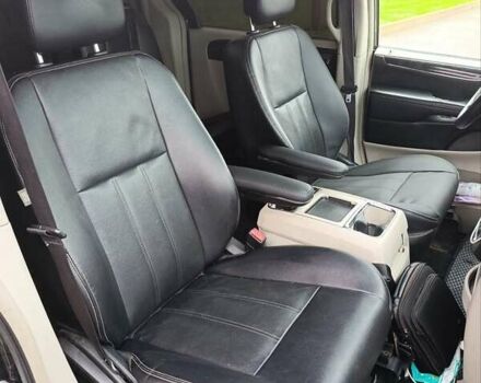 Черный Крайслер Таун Кантри, объемом двигателя 3.6 л и пробегом 300 тыс. км за 11000 $, фото 9 на Automoto.ua