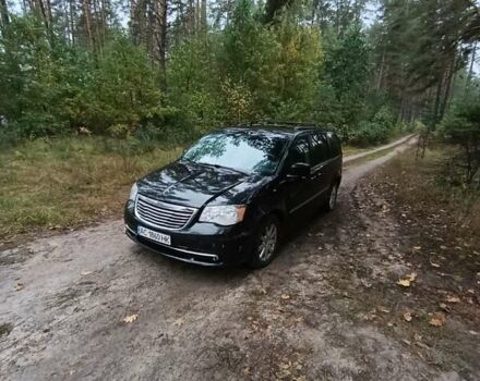 Черный Крайслер Таун Кантри, объемом двигателя 3.6 л и пробегом 300 тыс. км за 11000 $, фото 3 на Automoto.ua