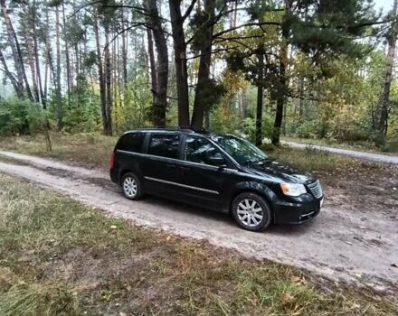Черный Крайслер Таун Кантри, объемом двигателя 3.6 л и пробегом 300 тыс. км за 11000 $, фото 6 на Automoto.ua