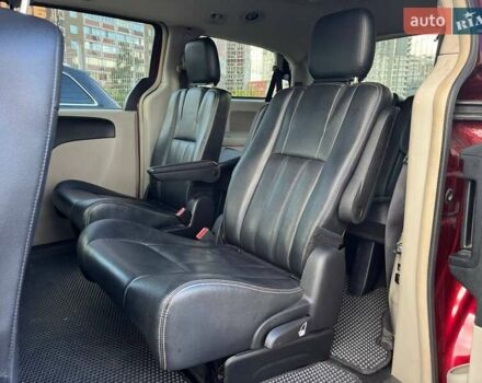 Червоний Крайслер Town & Country, об'ємом двигуна 3.6 л та пробігом 226 тис. км за 9990 $, фото 9 на Automoto.ua