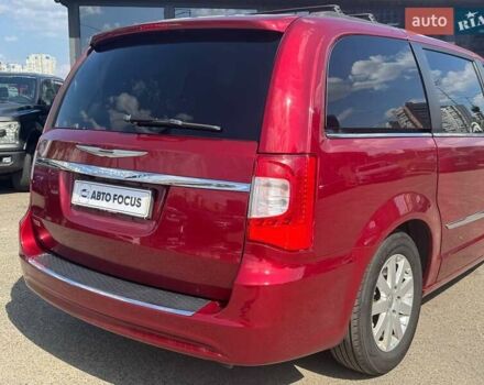 Червоний Крайслер Town & Country, об'ємом двигуна 3.6 л та пробігом 226 тис. км за 9990 $, фото 7 на Automoto.ua