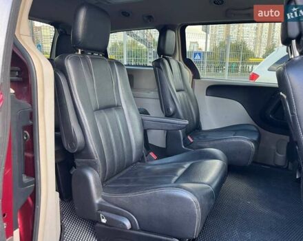 Червоний Крайслер Town & Country, об'ємом двигуна 3.6 л та пробігом 226 тис. км за 9990 $, фото 11 на Automoto.ua