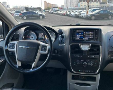 Червоний Крайслер Town & Country, об'ємом двигуна 3.6 л та пробігом 226 тис. км за 9990 $, фото 13 на Automoto.ua