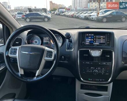 Червоний Крайслер Town & Country, об'ємом двигуна 3.6 л та пробігом 226 тис. км за 9990 $, фото 14 на Automoto.ua