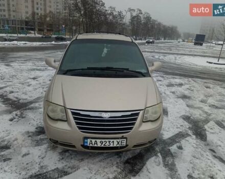 Желтый Крайслер Таун Кантри, объемом двигателя 3.8 л и пробегом 324 тыс. км за 4600 $, фото 1 на Automoto.ua