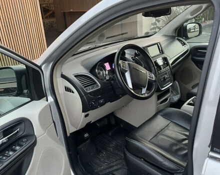 Серый Крайслер Таун Кантри, объемом двигателя 3.6 л и пробегом 265 тыс. км за 9500 $, фото 18 на Automoto.ua