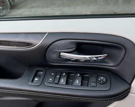 Серый Крайслер Таун Кантри, объемом двигателя 3.6 л и пробегом 265 тыс. км за 9500 $, фото 15 на Automoto.ua