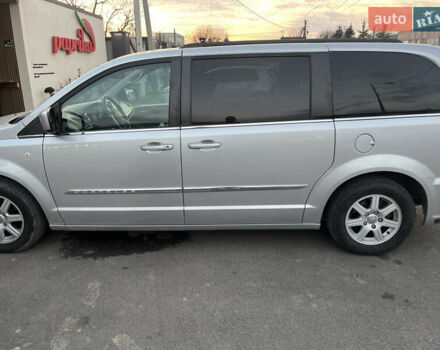 Серый Крайслер Таун Кантри, объемом двигателя 3.6 л и пробегом 265 тыс. км за 9500 $, фото 19 на Automoto.ua