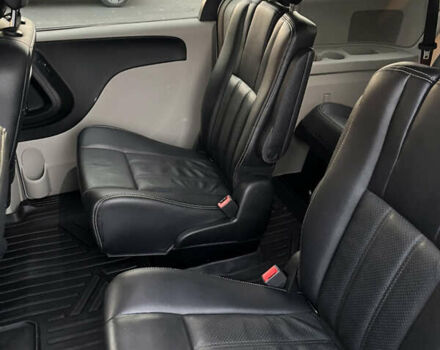 Серый Крайслер Таун Кантри, объемом двигателя 3.6 л и пробегом 265 тыс. км за 9500 $, фото 12 на Automoto.ua