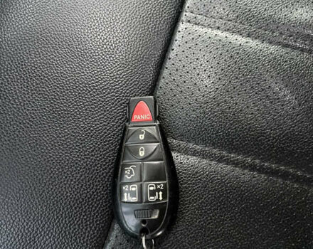 Серый Крайслер Таун Кантри, объемом двигателя 3.6 л и пробегом 265 тыс. км за 9500 $, фото 22 на Automoto.ua