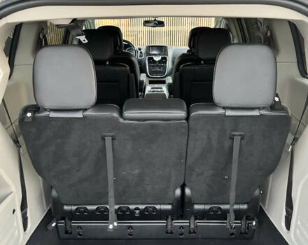 Серый Крайслер Таун Кантри, объемом двигателя 3.6 л и пробегом 265 тыс. км за 9500 $, фото 7 на Automoto.ua