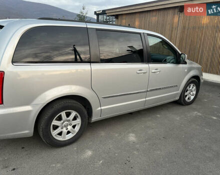 Серый Крайслер Таун Кантри, объемом двигателя 3.6 л и пробегом 265 тыс. км за 9500 $, фото 1 на Automoto.ua