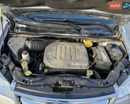 Серый Крайслер Таун Кантри, объемом двигателя 3.61 л и пробегом 188 тыс. км за 14900 $, фото 9 на Automoto.ua