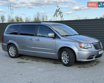 Серый Крайслер Таун Кантри, объемом двигателя 3.61 л и пробегом 188 тыс. км за 14900 $, фото 2 на Automoto.ua