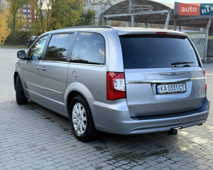 Серый Крайслер Таун Кантри, объемом двигателя 3.61 л и пробегом 188 тыс. км за 14900 $, фото 6 на Automoto.ua